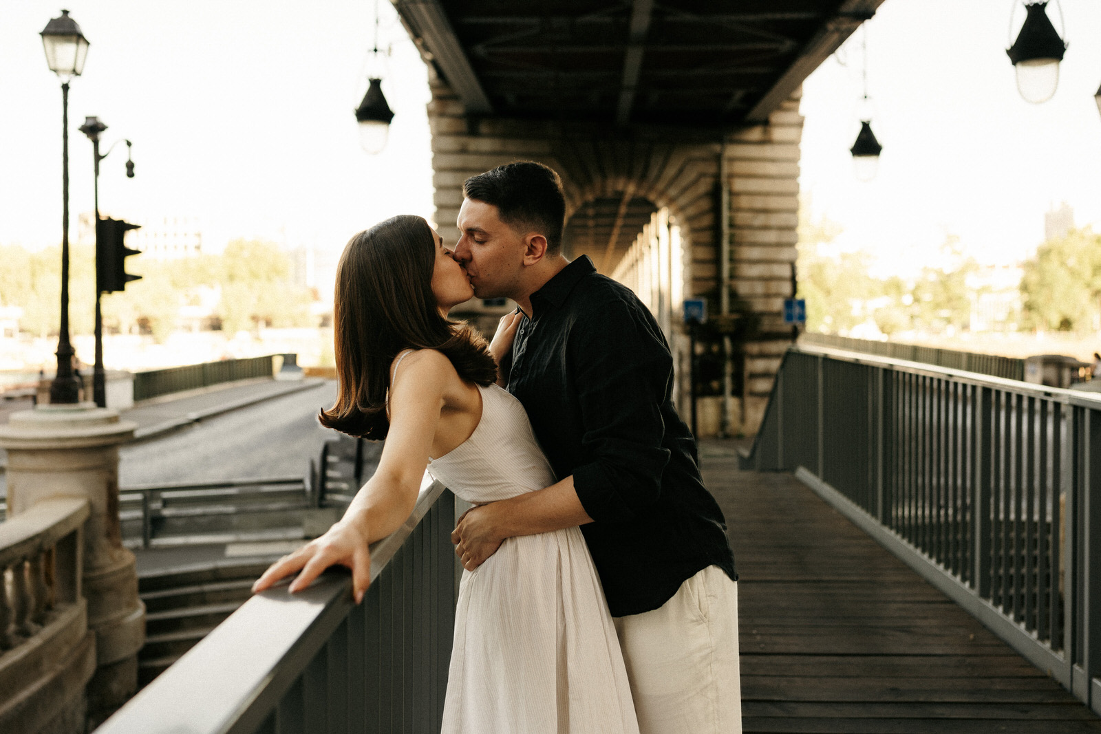 couple kissing on bir hakeim bridge
