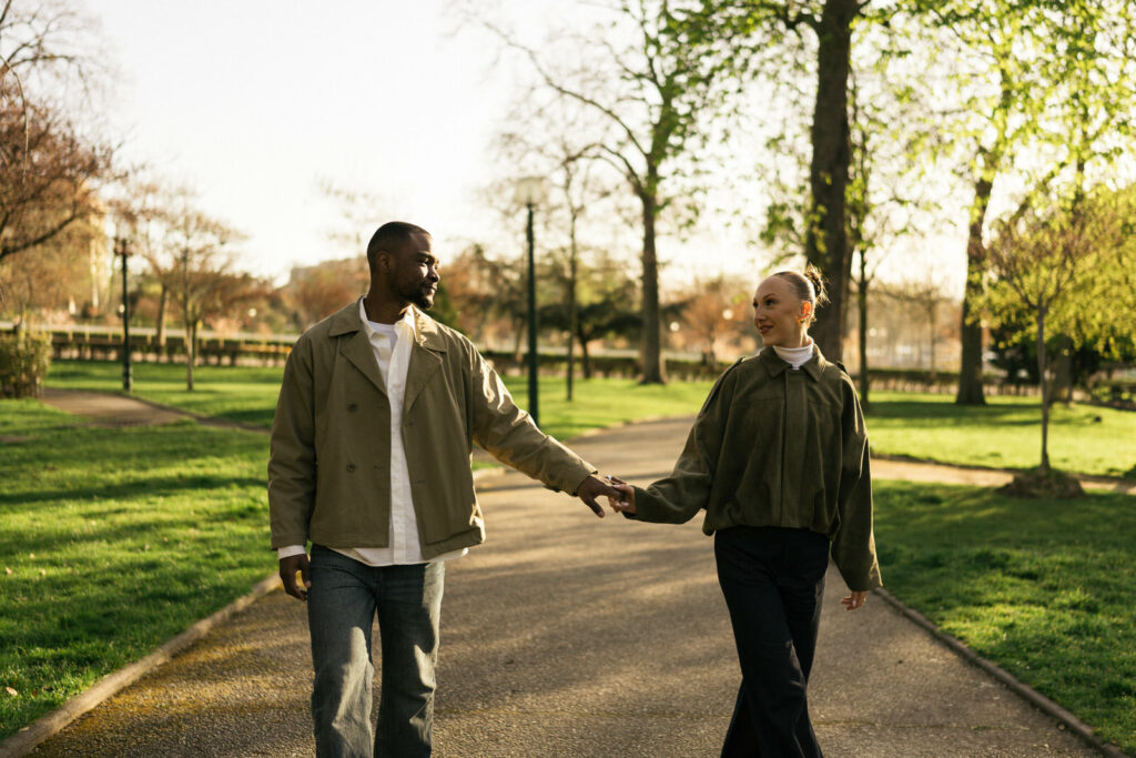 couple walking holding hands in trocadéro gardens